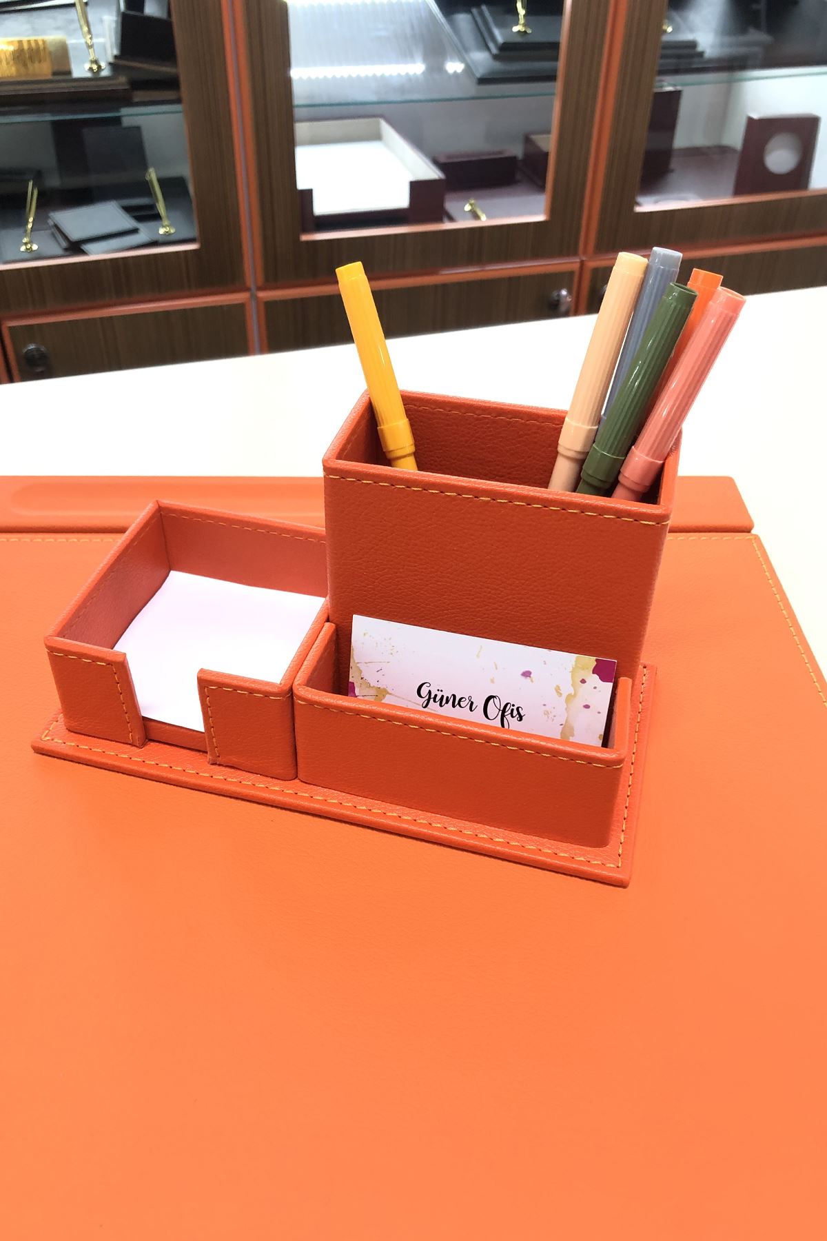 طقم مكتبي كلاسيكي مكون من قطعتين – لون برتقالي