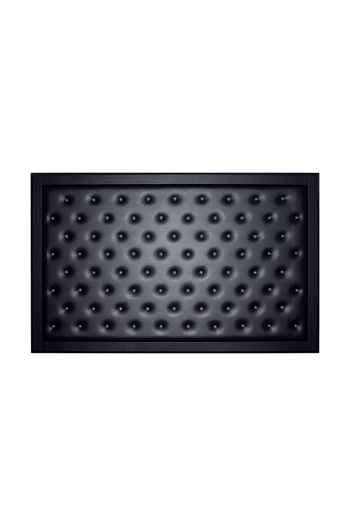 لوحة إدارية فاخرة بإطار جلد مزخرف بالأزرار